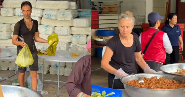 Khách Tây "hòa tan" khi cứu trợ miền Trung, dùng Google dịch nhắn gửi đến bà con bản địa