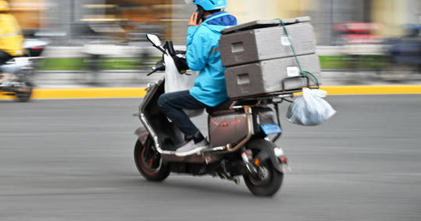 Shipper ôm 220 triệu đồng tiền mặt lao vào đồn công an kêu cứu: “Số tiền này không ổn!”