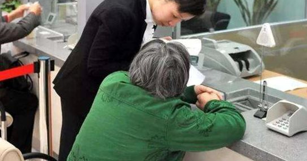 Người phụ nữ tới ngân hàng Agribank rút 1 tỷ đồng để chuyển vào tài khoản MSB, khẳng định "cho con sửa cửa hàng": nhân viên ngân hàng lập tức báo công an