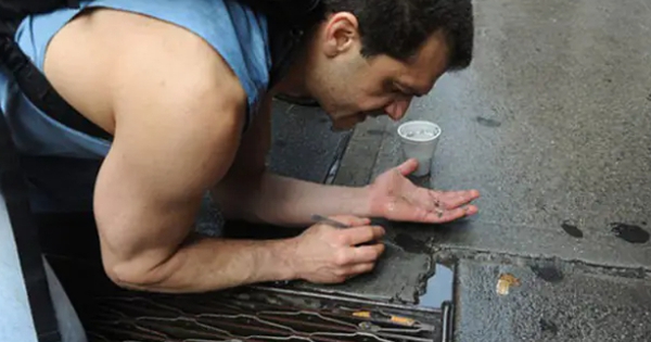 Phát hiện rất nhiều vàng trong các rãnh cống trên vỉa hè