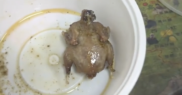 Mua gà rán nguyên con chỉ 7.000 đồng, cô gái "cười ngất" trước cách làm của người bán hàng