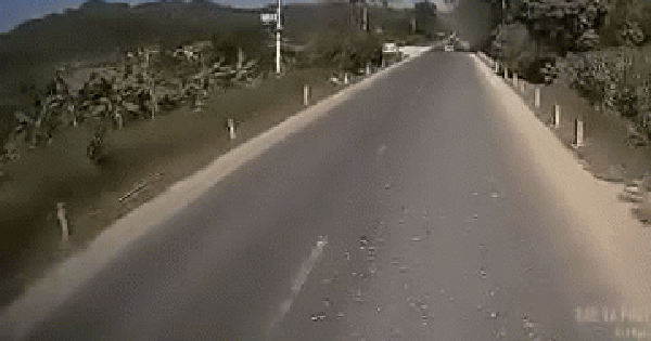 Vụ tai nạn khiến 4 người tử vong trong ô tô: Camera ghi lại cảnh xe 7 chỗ húc thẳng vào ô tô tải trên quốc lộ 1A