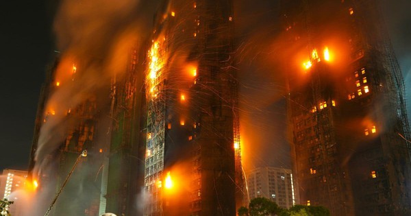 Nguyên nhân rùng mình khiến đám cháy ở Hong Kong (Trung Quốc) lan rộng khắp 8 toà nhà 31 tầng