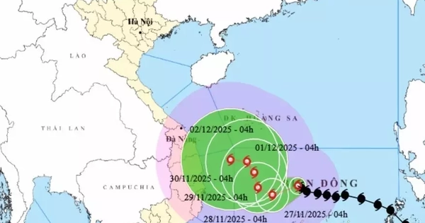 Bão số 15 diễn biến bất ngờ, mạnh lên 4 cấp