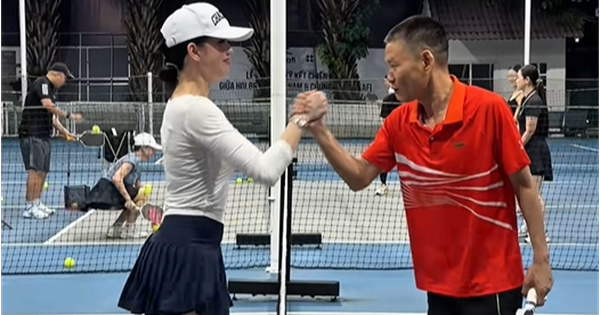 CLIP: "Bắt trọn" cảnh Ngọc Trinh và Chủ tịch dép Nesty trên sân pickleball, có gì lạ mà khiến dân mạng cười ngất