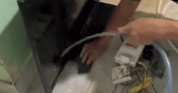 Tivi bị nhấn chìm trong nước lũ, người đàn ông không sửa, mang đi cọ rửa tỉ mỉ: Phản ứng bất ngờ