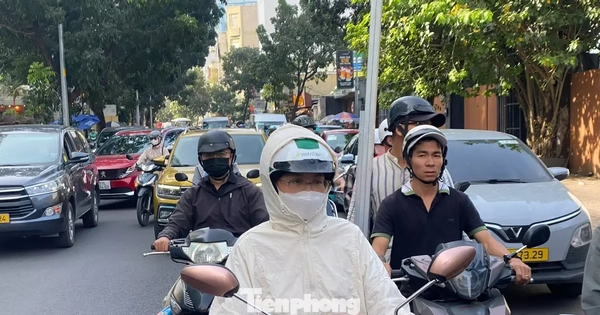 TPHCM se lạnh, người dân mặc thêm áo khoác để giữ ấm khi ra đường