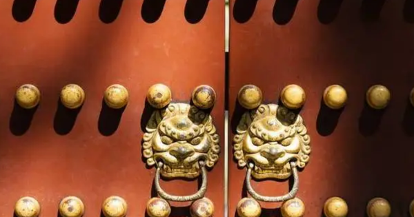 Vì sao cổng chính của Tử Cấm Thành có đúng 81 chiếc đinh mạ vàng?