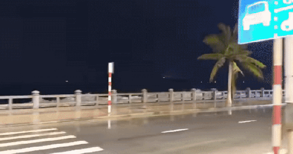 Ảnh, clip: Chuyện gì đã xảy ra với sóng biển Nha Trang trước bão số 15 Koto?