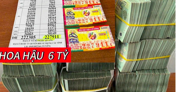 Mua 3 tờ vé trúng độc, người phụ nữ 50 tuổi vác balo đến nhận tiền tỷ, người thân đi cùng rất đông