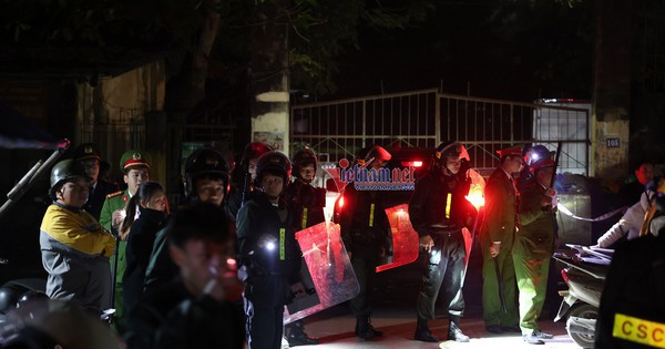 Công an Lạng Sơn phong tỏa lối vào Trạm Quản lý thị trường số 4