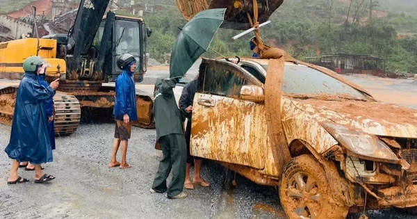 Cận cảnh hiện trường sạt lở núi nghiêm trọng vùi lấp xe bán tải, nhiều trang trại