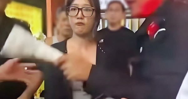 Vừa mua xổ số, người phụ nữ cào ngay tại quán thì trúng lớn 3,8 tỷ đồng, chủ cửa hàng tuyên bố: “Không được lĩnh thưởng vì vé không phải của cô”