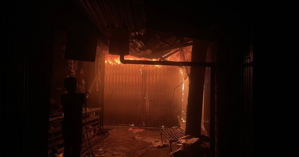 Chợ Bình Dương ở Gia Lai bất ngờ cháy lớn trong đêm, lửa khói cuồn cuộn