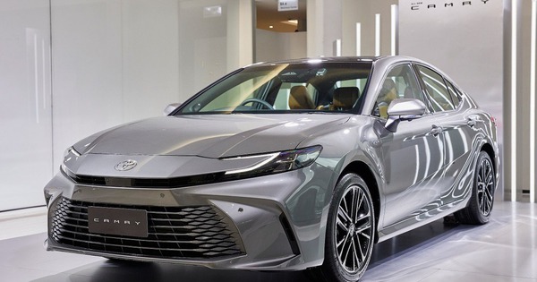 Tháng trước giảm giá 100 triệu, sang tháng 11 Toyota Camry giảm mạnh tay 150 triệu