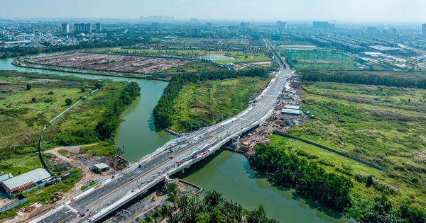Toàn cảnh đoạn đường dài hơn 600m, xuyên qua siêu đô thị 10 tỷ đô ở phía Đông TP.HCM sắp thông xe vào cuối tuần này
