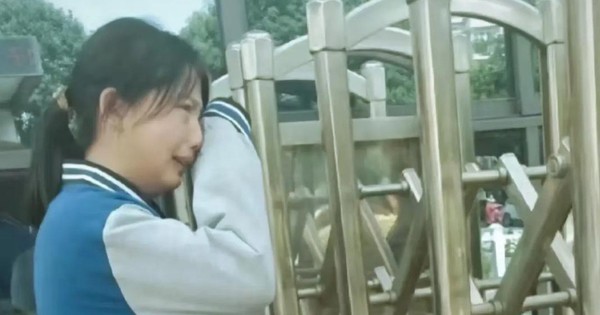 Giấy báo trúng tuyển ĐH bị cha giấu đi, con gái bỏ nhà 10 năm, ngày cha mất về dọn di vật rồi nằm khóc cả đêm