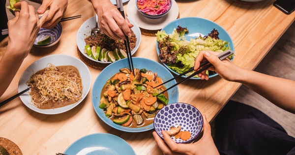 Bữa tối quyết định tuổi thọ 1 người: Có 3 kiểu ăn tối rút ngắn tuổi thọ nhiều người vẫn mắc hàng ngày, bác sĩ lên tiếng cảnh báo!