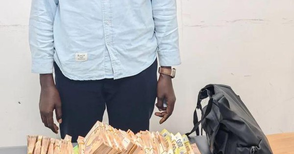 Tịch thu hơn 6,7 tỷ đồng tiền mặt trong balo của 1 du khách khi nhập cảnh tại sân bay