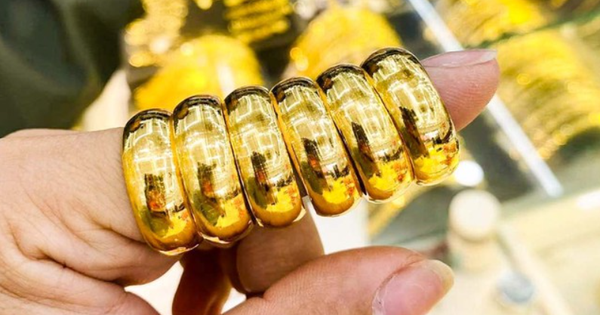 Người phụ nữ đem gần 14 chỉ vàng đi bán đúng ngày giá cao, cửa hàng lạnh lùng thông báo: "Đúng số sê ri nhưng vàng của bà là giả"