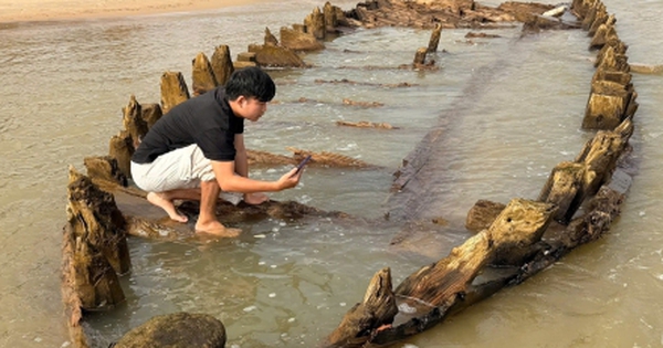 Cận cảnh tàu cổ "lộ thiên" ven bờ biển Hội An sau mưa bão