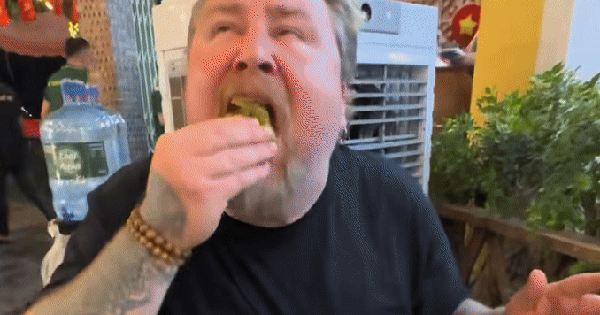 Khách Tây trầm trồ trước món đặc sản bình dân Việt Nam, nhận xét: "Đây là đồ ăn ngon nhất tôi từng ăn"