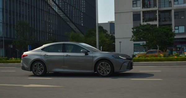 Ưu đãi 100% thuế trước bạ, Camry khuấy đảo sân chơi sedan tháng 11