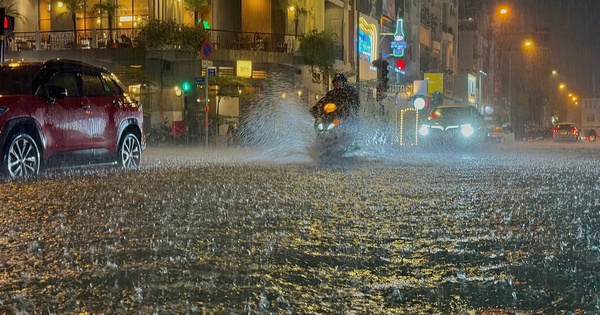 Bì bõm trên nhiều tuyến đường trung tâm TP HCM tối cuối tuần, xe chết máy, nước tràn vào quán