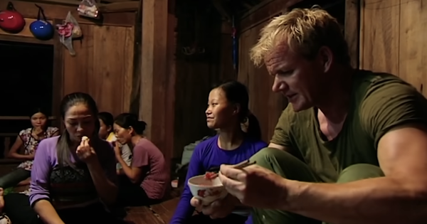 Đầu bếp 17 sao Michelin thế giới ngồi khúm núm ăn xôi ở Việt Nam