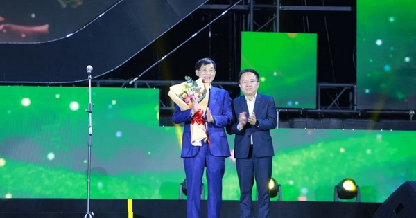 Trích 6 tỷ đồng từ ngân sách lễ cưới của con gái, tỷ phú Johnathan Hạnh Nguyễn mang tiền hỗ trợ bà con vùng lũ