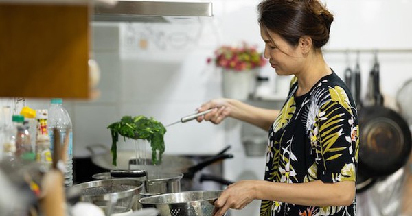 Phát hiện cô giúp việc lương 15 triệu đồng/tháng vẫn “lấy bớt” tiền đi chợ, tôi không đuổi việc, thậm chí còn tăng lương