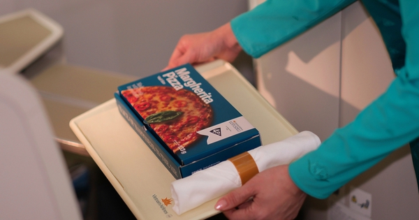 Vietnam Airlines bắt đầu bán pizza 4P's trên các chuyến bay, giá 119.000 đồng cho nửa cái