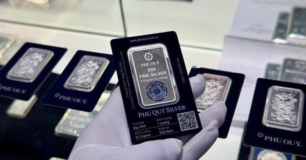 Bạc tăng mạnh chưa từng thấy, mức tăng vượt xa giá vàng