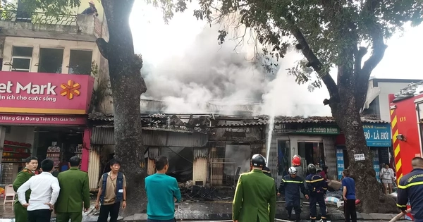Đang cháy lớn tại dãy nhà trên phố Lò Đúc, Hà Nội