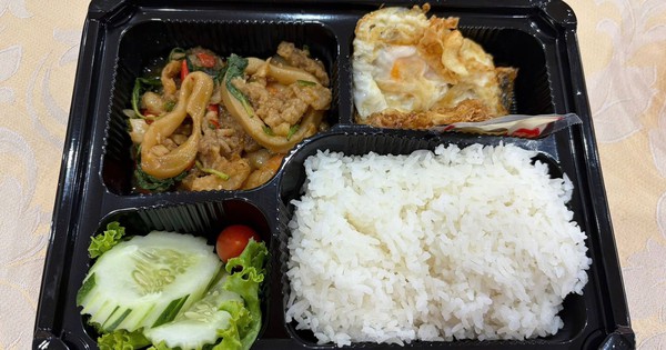 Bữa ăn gây xôn xao cõi mạng do BTC Thái Lan chuẩn bị cho tuyển futsal Việt Nam tại SEA Games 33