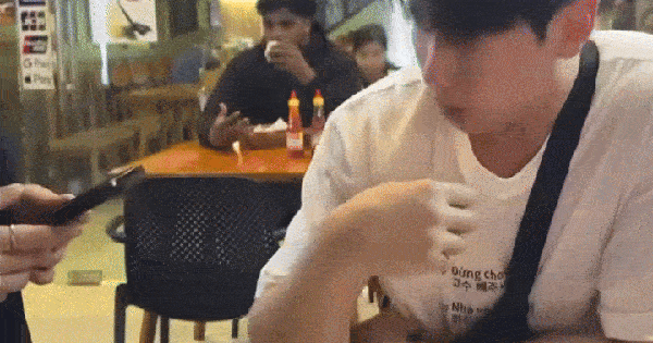 Khách Hàn đến Việt Nam đi ăn đặc sản, sợ một loại rau đến mức... phải viết lên áo