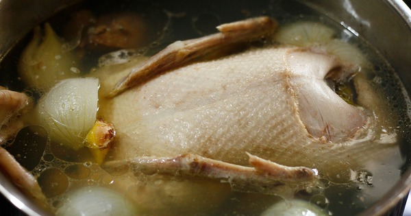 Luộc vịt đừng chỉ cho mỗi nước: Thêm 3 thứ này vào nồi, thịt thơm mềm, mùi hôi không tồn tại