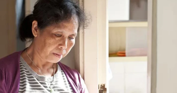 Nghỉ việc sau 15 năm làm giúp việc cho đại gia với mức lương 33 triệu đồng/tháng, tôi được chủ tặng 1 chiếc hộp sắt: Tưởng là tiền nhưng khi mở ra, tôi hoàn toàn sửng sốt