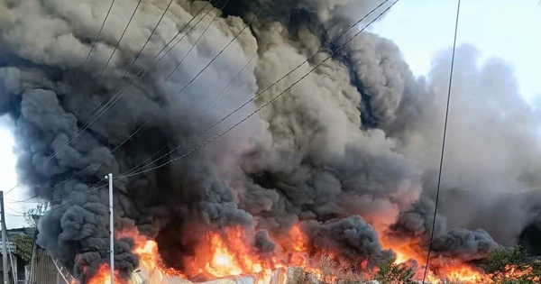 Cột khói cao ngút bốc lên từ 1 công ty ở phường Tân Hiệp, TPHCM