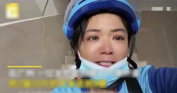 Nhận đơn giao hàng 63k cho 2 bao gạo, nữ shipper bật khóc giữa đường khi chứng kiến những gì mình thật sự phải làm