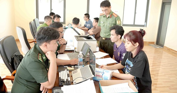 Hàng chục người bỏ chạy từ nhà ăn của công ty, kết thúc chuỗi ngày sống trong 