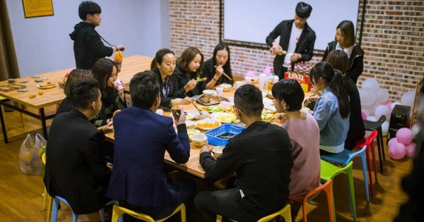 Họp lớp bị coi như người thừa, tôi lặng lẽ ngồi lại đến cuối và thứ nhận được là số tiền giá trị đến không ngờ