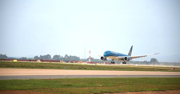 CLIP: Cận cảnh máy bay Boeing 787 vừa đáp xuống sân bay Long Thành