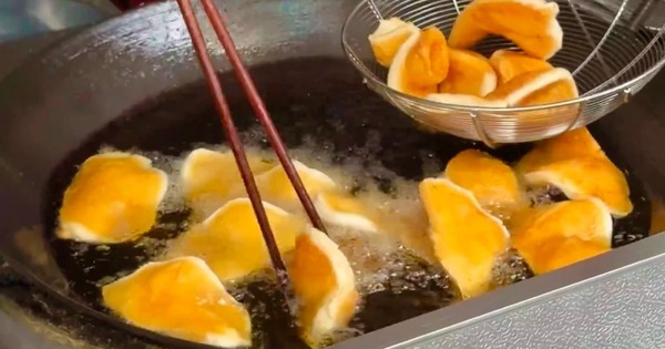 Chỉ 5.000 đồng/cái, món bánh "đế giày" giòn rụm, ngỡ ngàng khi biết nguyên liệu lại quen thuộc đến thế này!