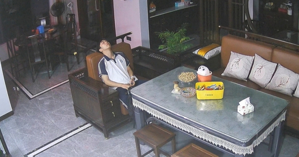 Khung cảnh nam sinh ngồi thất thần giữa phòng khách lúc 23h đêm gây tranh cãi kịch liệt