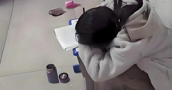 Học sinh phải nhập viện sau khi bị yêu cầu ra hành lang làm bài tập, phụ huynh tức giận đòi bồi thường hơn 350 triệu