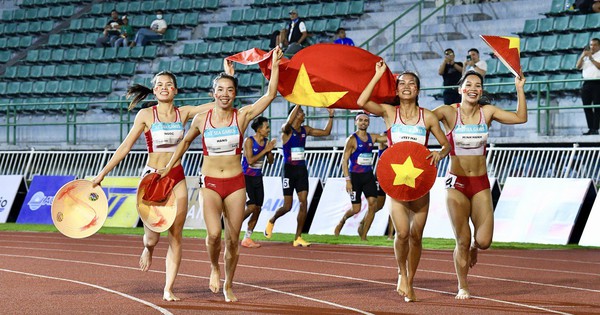 Tự hào 4 cô gái Việt Nam đội nón lá, giơ cao cờ tổ quốc trên đất Thái Lan mừng HCV SEA Games