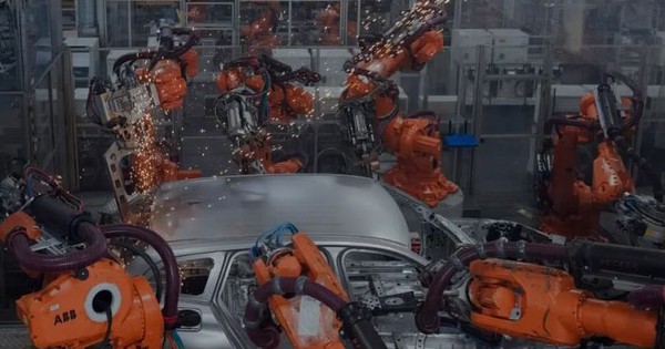 Sự hồi sinh của xe xăng: Lệnh cấm động cơ đốt trong được đề xuất hủy bỏ, nhiều hãng đồng loạt hủy kế hoạch làm xe điện