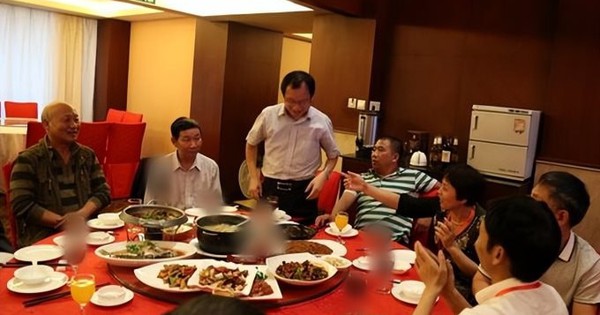 Liên hoan 10 người thì 9 người "biến mất", bỏ lại 1 người duy nhất sững sờ với hóa đơn 5 triệu đồng chưa thanh toán: “Họ bảo ra ngoài hít thở”