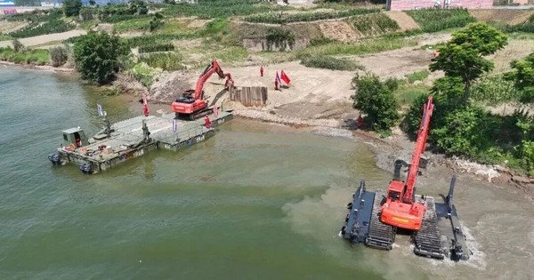 Phát minh của Trung Quốc làm rung chuyển ngành xây dựng và cứu hộ: máy xúc 'biến hình' thành tàu thủy, hoạt động liên tục 12 giờ giữa vùng lũ lụt